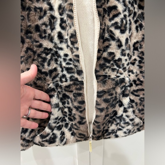 Kids Faux Fur Vest - size 14 - cheetah print - zipper - pockets - super soft - Picture 4 of 5